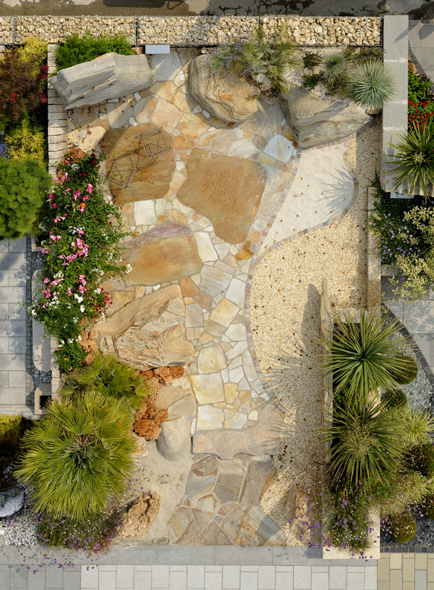 płyty kamienne do ogrodu kamień na taras drozki sciezki w ogrodzie płyty kamienne zewnetrzne kamien lupany ciosany .jpg